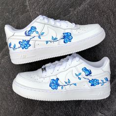 hand painted custom sneakers authentic white Nike Air Force 1 blue roses on the outsides of the sneakers All sneakers are made on order, please allow the indicated time for your item to be shipped. If you have any questions about the process time or do you need the sneakers quickly? Just send us a message!   * Be aware of your sneaker size, please in doubt go to the store first * Sneakers color may vary slightly due to photographic lighting and sources of your screen settings * All our sneakers Nike Custom Shoes, Nike Air Force 1 Blue, Bride Sneakers, Nike Custom, Painted Nikes, Converse Chucks, Nike Shoes Girls, Preppy Shoes, Custom Nike Shoes