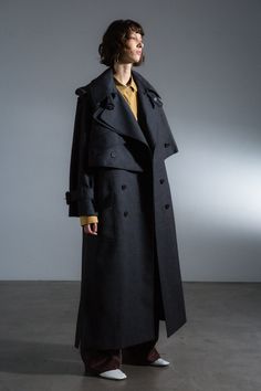 An ingeniously versatile take on the classic trench coat, this double-breasted statement piece can be worn four ways, depending on the weather or look you’re dressing for. Expertly crafted in Italy out of 100% virgin wool. Made in Italy Fits Inspiration, Coat Pattern Sewing, Classic Trench Coat, Wool Trench Coat, Dark Grey Color, Cropped Jacket, Fall Winter Outfits, Double Breasted, Dark Grey