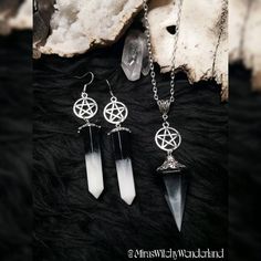 These wonderful "stones" are hand-cast and crafted by me from resin. The special thing about these stones is the beautiful black and white color gradient. The ear hooks are made of 925 silver, which makes them suitable for people with allergies. The chain is about 70 cm long and the pendulum measures 4.5 x 2 cm. Do you already have clicker earrings, ear weights and want to switch between the jewelry pendants? Then please state this when ordering and instead of the regular ear hooks you will receive a connecting ring with which you can attach the jewelry pendant to your existing clicker earrings / ear weight. *Color may vary from picture* **Since these are homemade "stones", small air bubbles may appear during production and become visible. Please understand! not real stones. Black Jewelry For Halloween Fantasy Events, Handmade Gothic Jewelry For Fantasy Events, Black Gothic Jewelry For Fantasy Events, Black Metal Jewelry For Fantasy Events, Adjustable Black Jewelry For Fantasy Events, Goth Resin Jewelry, Gothic White Jewelry For Festivals, White Gothic Jewelry For Festivals, Gothic White Festival Jewelry