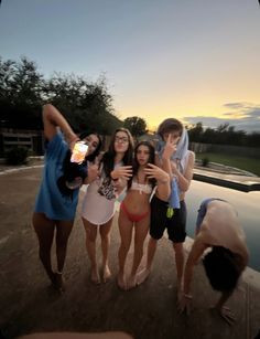 summer pool Foto Best Friend, Summer Picture Poses, Best Friend Photos, Cute Friend Pictures