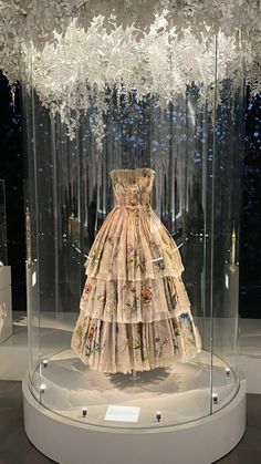 Dior Museum, Fashion Dream Job, Fashion Design Collection, Bridal Stores, Fashion Designing, Bridal Fashion Week, Moda Vintage, Glam Dresses, High Fashion Street Style