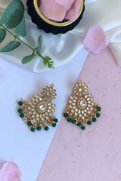 Dark Green Jhumkas, Dark Green Jewellery, Green Earrings Indian, Eid Photoshoot, Kundan Jhumka Earrings, Eid Photoshoot Ideas, Gold Earrings Indian, Jewellery Board