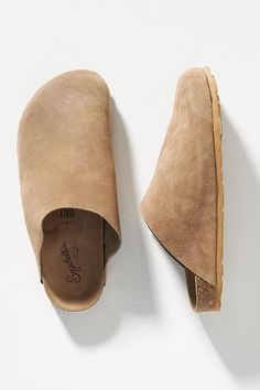 These Italian-made luxe leather slippers feature a molded footbed and closed toe design for maximum comfort. Modesty Journey, Slide On Shoes, New Routine, Wool Clogs, Boho Queen, Seychelles Shoes, Fall Fit, Leather Slippers, Slide In