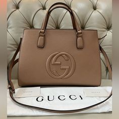 Brand New Gucci Soho Top Handle Satchel Leather Bag With A Long Shoulder Strap And Top Full Zipper, Made In Italy. It Comes With A Dust Bag, Protective Cloth For A Strap And A Pouch As Well As Authenticity Cards. Everything In My Closet Is Authentic And Pm Will Authenticate It For You For Free Dimensions Base Length Is 14” Height 10” Width 6.5” Gucci Beige Bag With Logo, Gucci Shoulder Bag With Logo And Top Handle, Elegant Gucci Shoulder Bag With Logo, Gucci Shoulder Bag With Logo For Daily Use, Gucci Evening Bags With Logo, Gucci Handbags Outlet, Gucci Top, Gucci Soho, Gucci Handbag