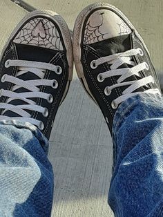 Spider web shoes Drawing On Converse, Converse Drawing, Doodle Shoes, Converse Ideas, Sharpie Shoes, Converse Design, Painted Converse, Converse Aesthetic, Grunge Shoes