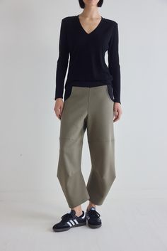 The Horseshoe Scuba Pants are where comfort meets creativity. Redefine your casual wardrobe with this contemporary essential that seamlessly combines bold design with everyday wearability. Wide leg Contrast pockets Hit above the ankle Tapered Leg Casual High Stretch Pants With Pockets, Versatile Straight Sweatpants For Fall, Modern Stretch Bottoms For Fall, Modern Stretch Bottoms For Loungewear, Modern Relaxed Fit Bottoms, Modern Elastane Bottoms With Pockets, Fall Workwear Sweatpants With Pull-on Style, Ankle-length Sweatpants For Workwear In Fall, Modern Winter Bottoms With Pockets