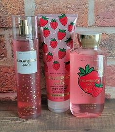 Bath And Body Works Strawberry, Muzică Rock, Strawberry Soda, Bath N Body Works, Body Smells, Shower Skin Care, Fine Fragrance Mist, Pretty Skin Care