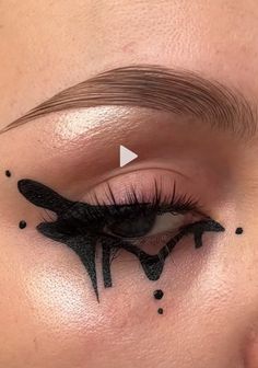 Very Easy Makeup, Eyeliner Inspiration, Eyeliner Inspo, Creative Eyeliner, Smokey Makeup, Eyeliner Designs, Alt Makeup, Graphic Makeup, Rave Makeup