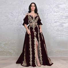 Arabic Kaftan, Moroccan Kaftan, Crystals Beads, Stylish Suit, Arab Fashion, Half Sleeve Dresses, Glam Dresses, Make Color, Formal Evening Dresses