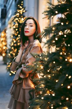 Paris Christmas photoshoot Christmas Lights Portrait Photography, Christmas Magic Photography, Christmas City Photoshoot, Winter Photoshoot City, Christmas Photoshoot Woman, Christmas Pics Ideas, Winter City Photoshoot