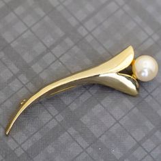 Vintage Minimalist White Faux Pearl Tip Gold Tone Brooch GENERAL DESCRIPTION  Vintage Brooch Brand: NA Color: Gold Tone, White Last photo includes measurements of brooch If you have any questions please feel free to message me! Classic Formal Pins, Minimalist White, Vintage Brooch, Vintage Brooches, Faux Pearl, Brooch Pin, Brooches, Jewelry Box, Gold Tones