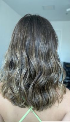 Short Lowlighted Hair, Milk Beige Hair Color Short Hair, Ash Colour Hair, Brunnete Hair Ideas Colour, Global Highlights, Brown Bob With Highlights, Brown Hair Tones, Light Brunette Hair, Beige Hair