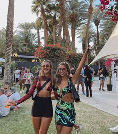 Rate This Outfits From *1-10. Don't Forget SAVE&FL to see more post collection in my bio, Thank You. Yoga Festival Outfit, Lowkey Festival Outfits, Northcoast Music Festival Outfits, Festival Ideas Outfit, Festival Inspo Outfits Summer, Dubstep Rave Outfits, Ibiza Festival Outfit, House Music Festival Outfit, Listen Out Festival Outfits