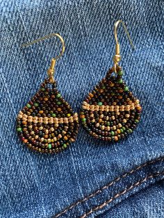 Gold, brown, bronze, and green glass seed beads hand woven. Brick Stitch Pattern Earring, Lucky Penny, Brick Stitch Pattern, Hippie Earrings, Beading Projects, Gold Copper, Glass Seed Beads, Brick Stitch, Earrings Boho