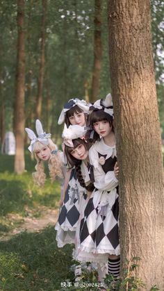 Trio Photoshoot Ideas, Trio Photo Ideas, Trio Photoshoot, Alice In Wonderland Photoshoot, Wonderland Photoshoot, Trio Poses, Cosplay Poses, Group Cosplay, Foto Pin