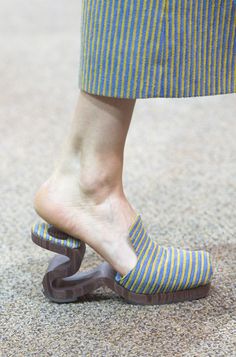 Pro Makeup Artist, Mode Shoes, Eckhaus Latta, Fab Shoes, Weird Fashion, Shoe Pattern