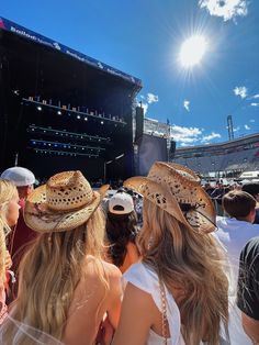 Stagecoach Picture Ideas, Country Music Festival Aesthetic, Country Concert Photos, Stagecoach Aesthetic, Concert Inspo Pics, Country Concert Pics, Summer Country Aesthetic