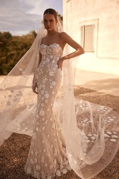 Elegant Floral Lace Mermaid Wedding Gown with Removable High Neck Top Plus Size - WonderlandByLilian Mermaid Wedding Gown, Wedding Dresses With Flowers, Wedding Gowns Mermaid, Vintage Mermaid, Lace Mermaid, Wedding Dress Sizes, High Neck Top, Top Plus Size, Mermaid Gown