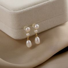 Two-way wear Genuine freshwater pearl dangle stud earring. minimalist earring. wedding earring dainty earring Don't miss out on this timeless classic! The Earrings feature freshwater natural white color pearls ear stud dangle teardrops high quality luster pearls. The perfect option for chic modern dressing.it's suitable for every occasion. Styling tip: Perfect for everyday styling or a night out. DETAILS Material:925 sterling sliver (ear post) Stud pear size:approx 0.7cm Middle pearl size:approx Three Pearl Earrings, Pearl Earrings Handmade, Bridesmaid Pearl Earrings, Earring Minimalist, Bridal Earring, Minimalist Earring, Dangle Earrings Wedding, Wedding Earring, Pierced Ear