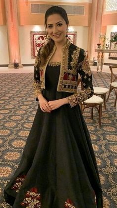 Blouse Lehenga, Stylish Short Dresses, Pakistani Fancy Dresses, Pakistani Fashion Party Wear, Afghan Dresses, Simple Pakistani Dresses, Designer Party Wear Dresses