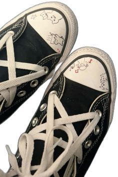 Drawn On Converse, Converse Doodles, Shoe Doodles, Shoes With Star, Dark Red Converse, Star Laces, Converse Drawing, Converse Ideas, Cosplay Crafts