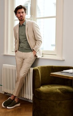 Casual chic zomer outfit man met beige / zandkleur kostuum, kaki groene polo en groene suède loafers Man Easter Outfit, Green And Beige Mens Outfit, Easter Suits For Men Outfit, Polo With Blazer Men, Green Wedding Guest Outfit Men, Wedding Casual Outfit Men, Beige Wedding Outfit, Grey And Khaki Outfit