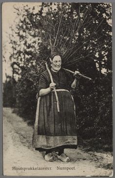 Houtsprokkelaarster. Nunspeet.1905-1912 Dutch Clothing, Bulgarian Clothing, Vintage Foto's, Dutch People, Common People, Old Dutch, Folk Costume, The Good Old Days, Vintage Photographs