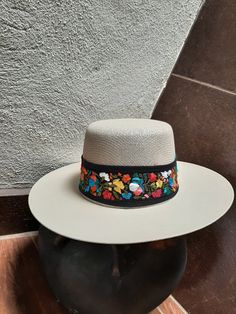 Sombrero con bandana bordada a mano con hilos de seda por artesanos de San Antonino Castillo de Velasco, Oaxaca. Somos artesanos puedes ordenar el color que gustes. Tamaños largo y mediano. Mexican hat with bandana embroidered by hand with silk by artisans from San Antonino Castillo de Velasco, Oaxaca. We are the artisans that make them you can ask for the colours you want. Sixes large and medium. Traditional Brimmed Straw Hat For Rodeo, Traditional Brimmed Hat For Rodeo, Traditional Summer Hat Bands For Rodeo, Traditional Hat Bands For Rodeo In Summer, Traditional Handmade Hats For Rodeo, Traditional Hat Bands For Summer Rodeo, Traditional White Panama Hat With Wide Brim, Traditional White Hat For Rodeo, Traditional Straw Hat With Flat Brim For Festivals