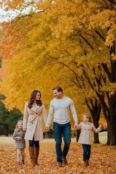 A delightful image showcasing fall family outfit ideas, featuring coordinated and cozy ensembles that reflect the essence of autumn fashion. Elevate your family portraits with these stylish outfit suggestions for your fall memories! 🍂👨‍👩‍👧‍👦👗🍁 Family Photo Outfits Autumn, Family Of 4 Fall Photoshoot, Fall Family Photos Family Of 4, Family Photoshoot Autumn, Outdoor Fall Family Photo Ideas, Family Autumn Photoshoot, Autumn Board