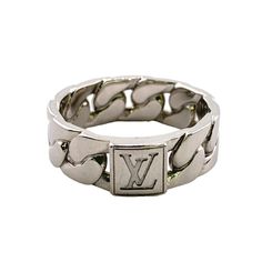 Used Louis Vuitton M1533m Ring, Lv Mosaic Chain M Silver, Unisex (Sku: Gzl14p30) === General === Brand : Louis Vuitton Model : M1533m === Design === Type : Band Ring Gender : Men Finish : Gold Plated Color : Silver === Size === Other Size : 20 Width : 6mm / 0.24'' Inner Diameter : 19.00mm / 0.75'' === Inventory === Serial Number : Le3273 === Included Items === Accessories Notice : Before Purchasing, Please Refer To The Images Of The Accessories Included With The Item. === Condition === Condition Luxury Silver Jewelry With Metal Logo, Luxury Metal Jewelry With Metal Logo, Luxury Chain Rings, Luxury Round Rings With Chain Detail, Used Louis Vuitton, Louis Vuitton Jewelry, Band Ring, Size 20, Luxury Branding