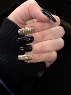 Gold Coffin Nails, Gold Sparkle Nails, Black Gold Nails, Black Nails With Glitter, Gold Acrylic Nails, Golden Nails, Gold Nail Designs, Black Acrylic Nails, Gold Glitter Nails