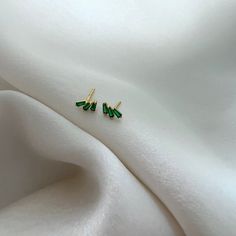 LE sensor earrings Emerald Kya Studs Custom Gold Jewelry, Small Earrings Gold, Emerald Earrings Studs, Gold Jewelry Earrings, Jewelry Show, Small Earrings, Gold Filled Jewelry, Dream Jewelry, Nostril Hoop Ring