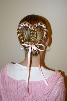 20 EASY AND TRENDY BACK TO SCHOOL HAIRSTYLES - julsweek Braided Heart, Rope Hair, Learning To Draw, Hair Color Caramel, Find Hairstyles, Wacky Hair Days, Wacky Hair, Best Wedding Hairstyles, Ribbon Hairstyle