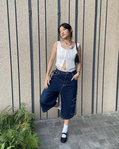 Mary Janes With Jorts, Japan Street Style Women, Mary Jane Shoes Outfit, Japan Fashion Street, Lit Outfits, Next Fashion, Layering Outfits, Streetwear Fashion Women, Casual Style Outfits