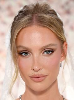 Wedding Day Eyeshadow, Gala Make Up Look, Soft Bridesmaid Makeup Green Eyes, Bridal Glam Blue Eyes, Bridal Makeup With Eyeliner, Formal Makeup Looks For Blue Eyes, Bridal Natural Makeup Blue Eyes, Makeup For Ice Blue Dress, Chic Makeup Classy