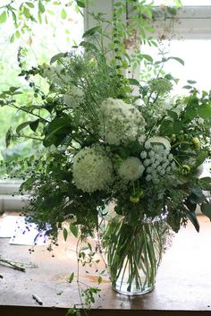 Green Flower Arrangements, Green Floral Arrangements, Midsummer Flowers, Erin Benzakein, Floret Flowers, Hydrangea Flower Arrangements, Arreglos Ikebana, Bouquet Champetre, White Floral Arrangements