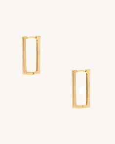 Sleek in design, the Akins earrings hangs effortlessly. It has a gentle yet daring geometric edge to it, worn best with a top bun for maximal shimmer Top Bun, Notes Gift, Earring Sale, In Design, Gold Earrings, Silver Earrings, Silver Gold, 18k Gold, Sleek