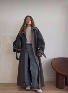 Autumn Outfits Casual 2024, Classy Outfits University, Oversized T Shirt Winter Outfit, Long Coat Outfit Aesthetic, Long Gray Coat Outfit, Simple Looks Outfit, Classy Autumn Outfits, Grey Monochromatic Outfit, Gray Coat Outfit