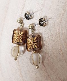 Transparent brown/gold retro Czech glass earrings with gold striped matt glass beads. The earstuds are made of bronze colored hypo-allergenic metal. Nickel-free Brown Earrings With Czech Glass, Nickel-free Brown Czech Glass Earrings, Nickel Free Brown Earrings With Czech Glass, Vintage Gold Glass Earrings, Vintage Brown Beaded Earrings As Gift, Vintage Brown Beaded Earrings For Gift, Gold Beaded Copper Earrings, Gold Copper Beaded Earrings, Gold Copper Beaded Earrings For Pierced Ears