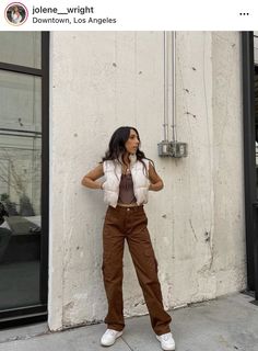 Brown Jeans Outfit Women, Winter Cargo Pants Outfit, Winter Cargo Pants, Gilet Outfit Women, Cargo Outfits Women, Brown Jeans Outfit, Puffy Vest Outfit, Cargo Pants Women Outfit, Gilet Outfit