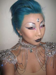 From reddit.com/r/MakeupAddiction Metallic Alien makeup! Interstellar Party, Alien Fancy Dress, Dancer Outfit Ideas, Gogo Dancer Outfits, Alien Costumes, Club Mood Board, Diy Karneval, Cowboys And Aliens, Singing On Stage