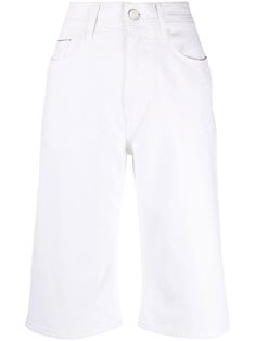 white logo patch to the rear belt loops front button and zip fastening classic five pockets straight leg turn-up cuffs knee-length Jeans Reto, Knee Length Shorts, Short Jeans, Straight Leg Denim, Short Outfits, Patch Logo, Bermuda Shorts, Jean Shorts, White Shorts