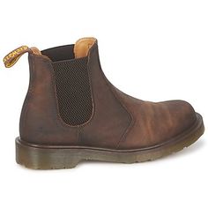 Dr Martens Core 2976 Chelsea boot. Featuring a double elasticated gusset, back pull tab and the iconic rubbersole. - Colour : Cowboy / Crazy / Horse - Shoes £ 147.60 Dr Martens Chelsea Boots, 2976 Chelsea Boots, Dr Martens Chelsea, Dr Martens 2976, Brown Chelsea Boots, Horse Shoes, Botas Chelsea, Boating Outfit, Dr Martens Boots