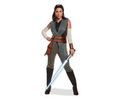 The Last Jedi is a heroine that any woman or girl would be honored to emulate. This Star Wars Episode Viii: The Last Jedi deluxe Rey costume lets you look just like the newest beloved icon from the Star Wars franchise. With this costume every person you meet will ask when you are planning to beat Ben Solo and how the Jedi training is going. Star Wars Outfit, Disfraz Star Wars, Rey Costume, Star Wars Halloween Costumes, Jedi Costume, Costume Carnaval, Halloween Infantil, Star Wars Halloween, Dark Vador