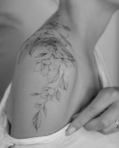 Floral Shoulder Cap Tattoo Fine Line, Delicate Floral Back Tattoo, Feminine Word Tattoos, Dainty Shoulder Tattoos For Women, Bird Shoulder Tattoos, Feminine Shoulder Tattoos, Delicate Flower Tattoo, Shoulder Cap Tattoo, Floral Back Tattoos