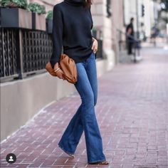 Flare Jeans Winter, Flare Outfits, Flair Jeans Outfit, Casual Look For Women, Flare Jeans Outfit, Jeans Outfit Winter, Look Jean, Jean Flare, Flare Leg Jeans