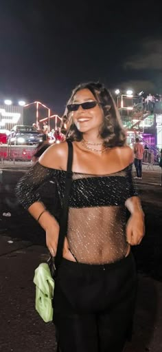 European Music Festival Outfit, Party Concert Outfit, Badbunny Concert Outfit, New Years Eve Rave Outfit, Festival Pictures Ideas, Cold Rave Outfits, Bad Bunny Concert Outfits, Lollapalooza Outfit Ideas, Outfits Lollapalooza