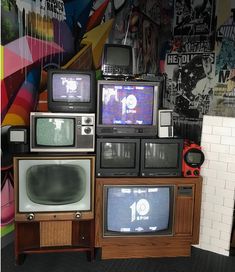 vintage tv wall, vintage content, 90s party, 90s props, party props Vintage Tv Installation, Tv Stack Aesthetic, Old Tvs Stacked, 80s Tv Set, Tube Tv Aesthetic, Old Tvs Stacked Aesthetic, 2000s Tv Set, 80’s Tv, 80s Tv Aesthetic