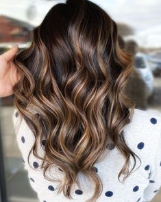 Caramel Brown Balayage Hair Cinnamon Hair, Brown Hair With Caramel Highlights, Light Blonde Highlights, Brown Hair Looks, Black Hair With Highlights, Caramel Balayage, Dark Hair With Highlights, Caramel Hair, Caramel Highlights