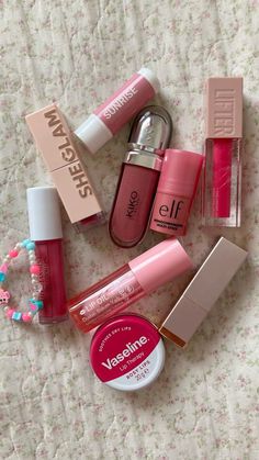 Lips Essentials, Lip Collection, Retro Makeup, Makeup Is Life, Lip Gloss Collection, Lip Swatches, Makeup Store, Mini Makeup, Lip Glosses